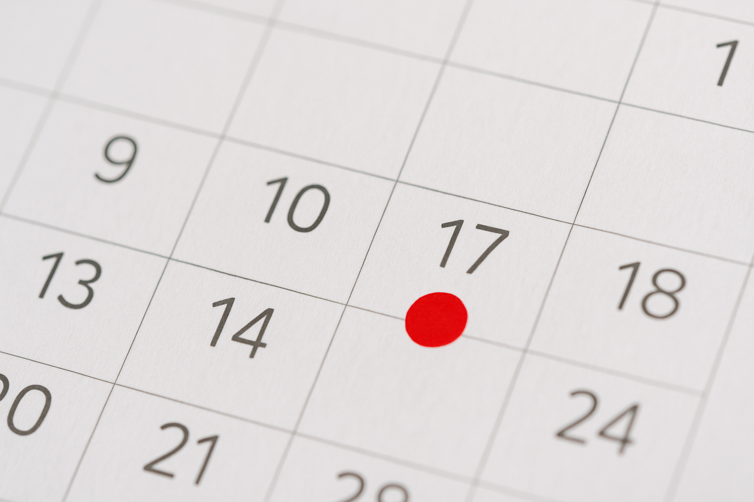 Ausschnitt eines Kalenders mit rotem Punkt auf einem Datum, symbolisch für den Beginn der Periode