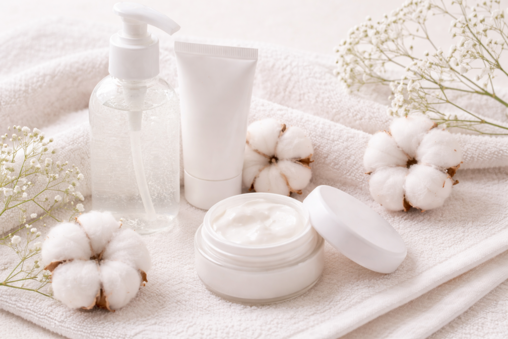 Milde Intimpflegeprodukte auf einem Handtuch als Symbolbild für sanfte Pflege bei empfindlicher Haut im Intimbereich